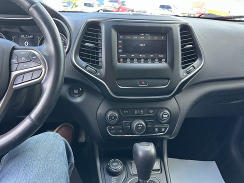 Used 2019 Jeep Cherokee Latitude Plus AWD/4WD image 12