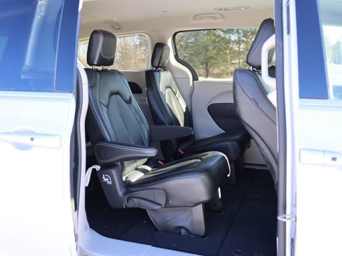Used 2024 Chrysler Pacifica Touring-L image 11