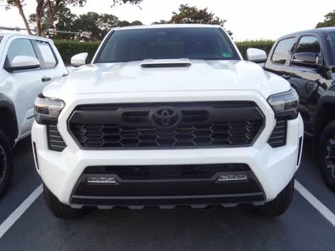 Used 2025 Toyota Tacoma TRD Sport AWD/4WD image 2