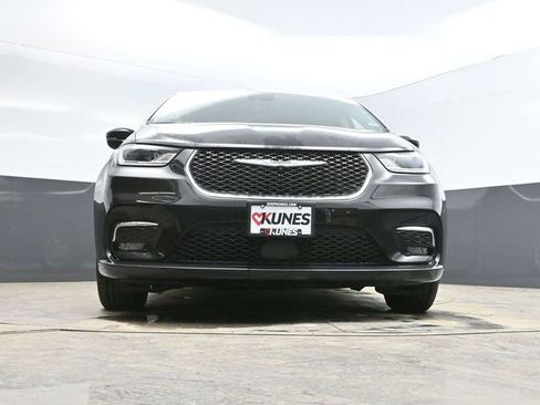 Used 2024 Chrysler Pacifica Touring-L image 46