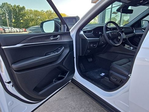 New 2025 Jeep Grand Cherokee Limited w/ Luxury Tech Group II image 26