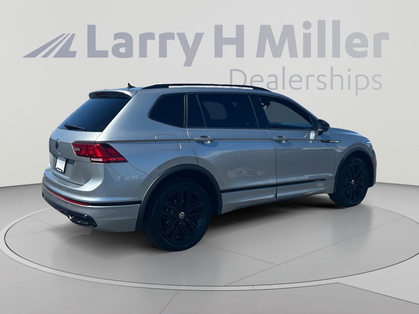 Used 2022 Volkswagen Tiguan SE R-Line FWD image 5