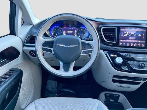 Used 2020 Chrysler Pacifica Limited FWD image 22