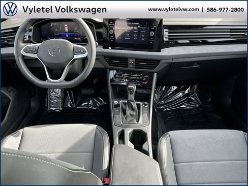Certified 2025 Volkswagen Jetta SE w/ Sunroof Package image 12