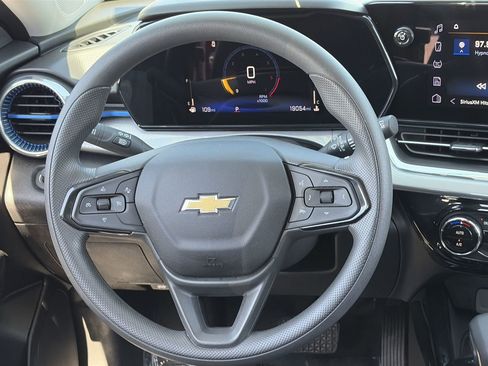 Used 2025 Chevrolet Trax LT w/ Sunroof Package FWD image 13