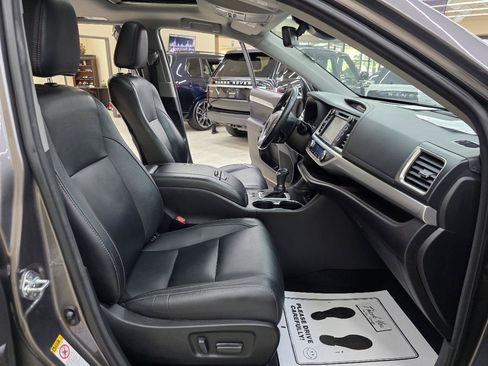 Used 2017 Toyota Highlander SE FWD image 22
