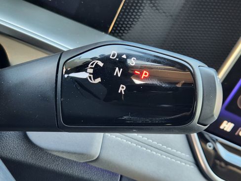 Certified 2025 Volkswagen Tiguan SE image 12