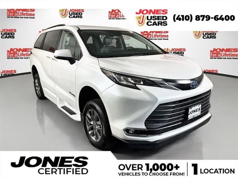 Used 2023 Toyota Sienna XLE w/ XLE Plus Package FWD image 1