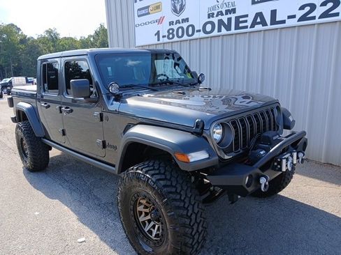 Used 2025 Jeep Gladiator Sport image 1