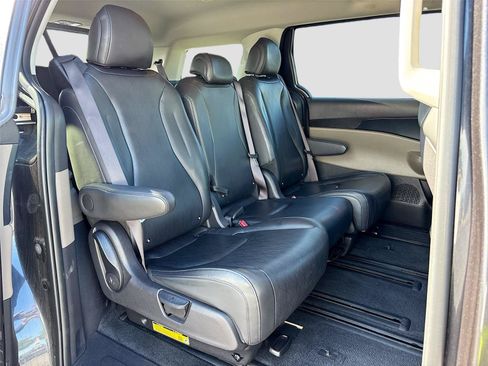 Used 2025 Kia Carnival FWD image 32