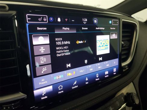 Used 2023 Chrysler Pacifica Pinnacle w/ Trailer Tow Group image 18