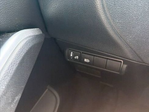 Used 2022 Toyota Corolla Cross XLE FWD image 14