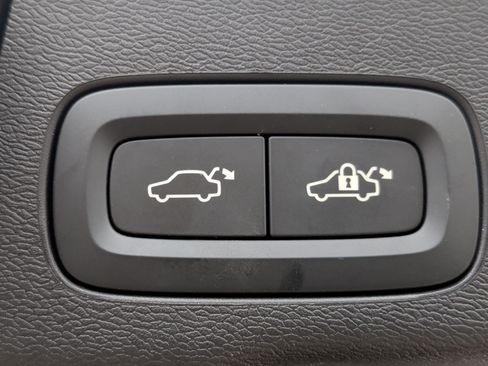 Used 2025 Volvo XC60 B5 Plus image 34