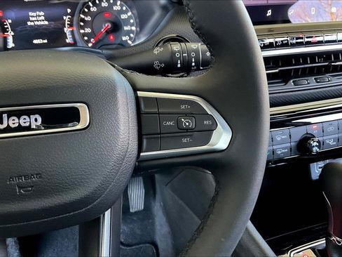 Used 2026 Jeep Compass Latitude image 12