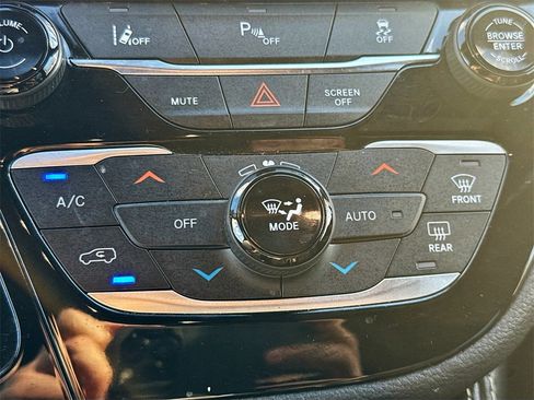 Used 2023 Chrysler Pacifica Limited w/ Uconnect Theater Family Group image 17