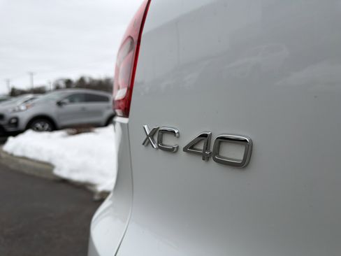 Used 2019 Volvo XC40 T5 R-Design image 34