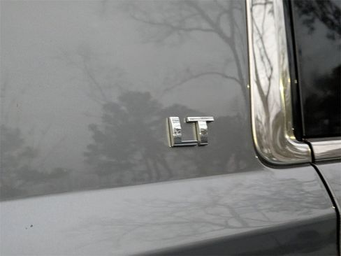 Used 2019 Chevrolet Suburban LT image 8