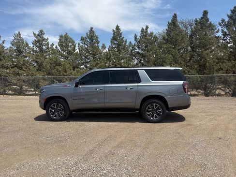 Used 2022 Chevrolet Suburban Z71 AWD/4WD image 2