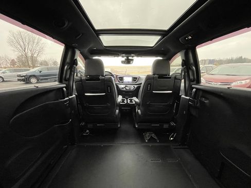 Used 2019 Chrysler Pacifica Touring-L image 17