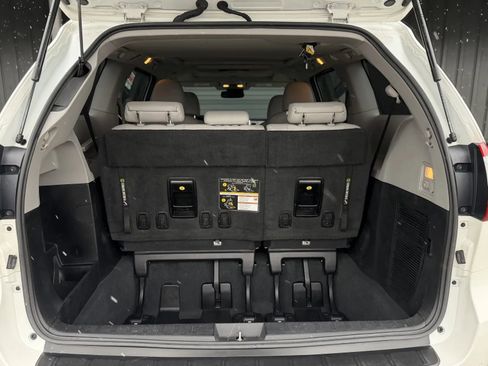 Used 2020 Toyota Sienna Limited image 17