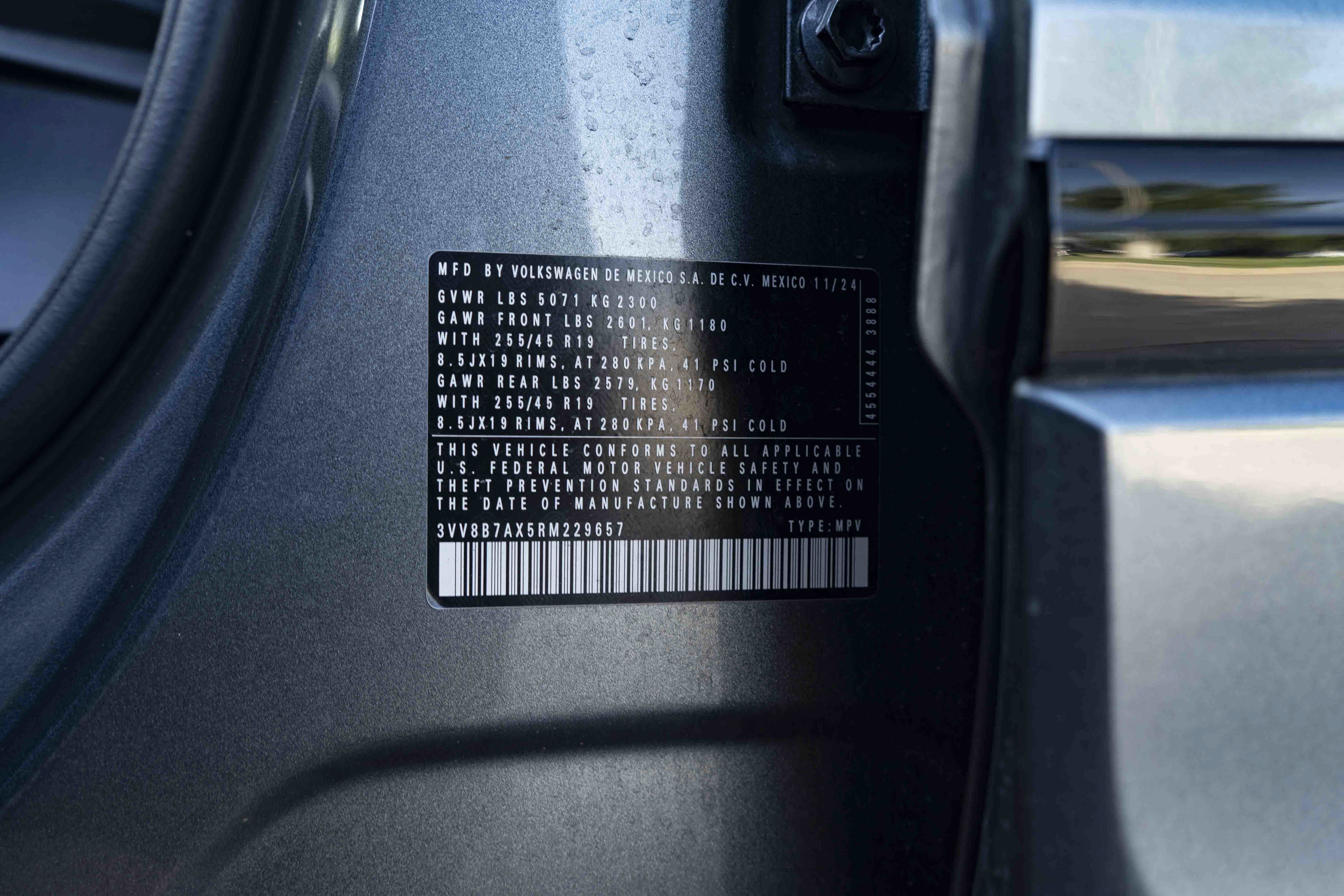 Certified 2024 Volkswagen Tiguan SE R-Line AWD/4WD image 45