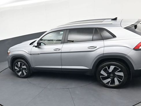 Used 2024 Volkswagen Atlas Cross Sport SE image 28