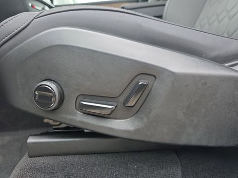 Certified 2025 Volvo XC90 B6 Plus image 33