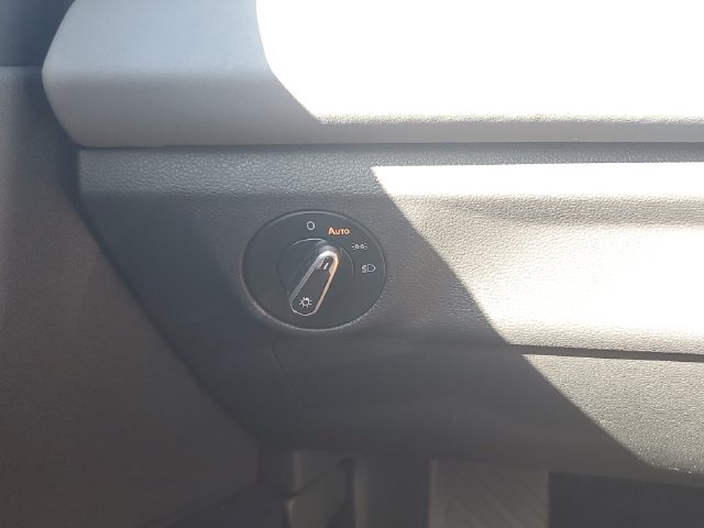 Certified 2025 Volkswagen Jetta SE FWD image 30