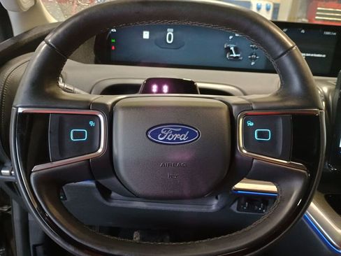 Used 2025 Ford Expedition Platinum image 8