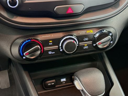 Used 2025 Kia Soul LX w/ LX Technology Package FWD image 23