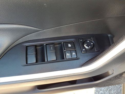 Used 2025 Toyota RAV4 LE AWD/4WD image 25