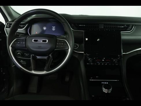 Certified 2022 Jeep Grand Cherokee Laredo w/ Luxury Tech Group I AWD/4WD image 15