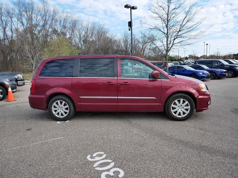 Used 2013 Chrysler Town & Country Touring image 7