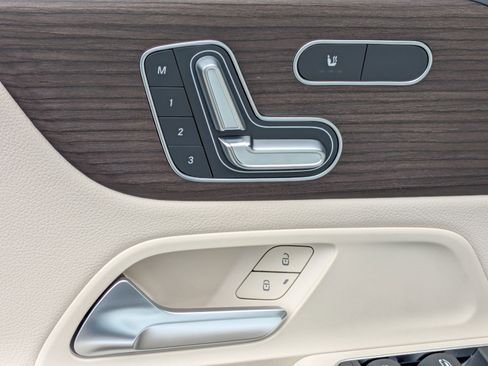 New 2025 Mercedes-Benz GLB 250 image 15