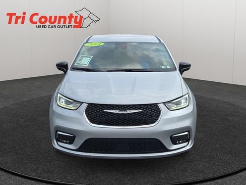 Used 2024 Chrysler Pacifica Touring-L FWD image 2