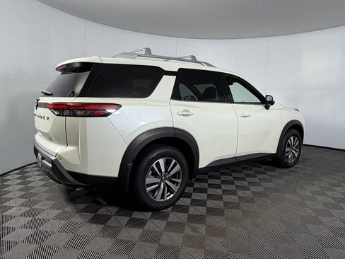 Used 2024 Nissan Pathfinder SL image 6