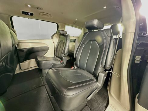 Used 2022 Chrysler Pacifica Touring-L FWD image 23