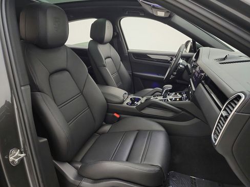Used 2023 Porsche Cayenne Coupe image 17