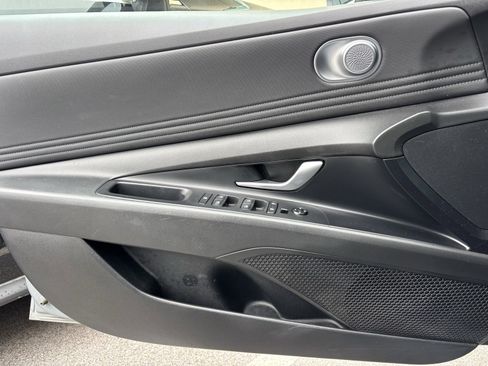 Used 2023 Hyundai Elantra SEL w/ Convenience Package image 3