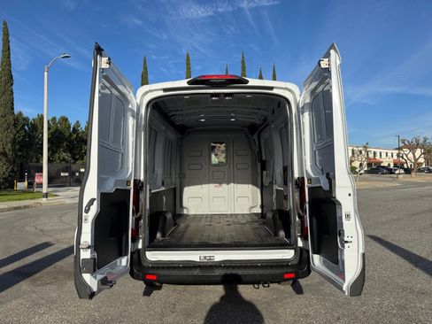 Used 2023 Ford E-Transit Medium Roof image 18