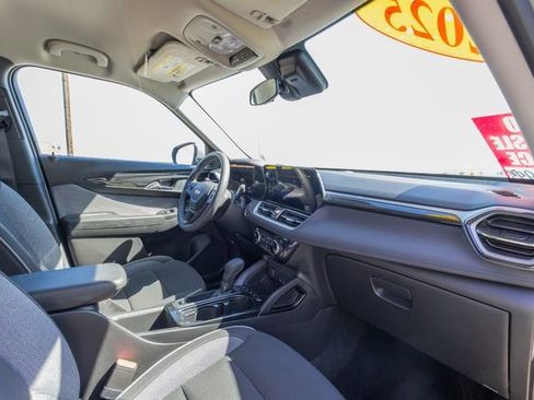 Used 2025 Chevrolet TrailBlazer LT AWD/4WD image 21
