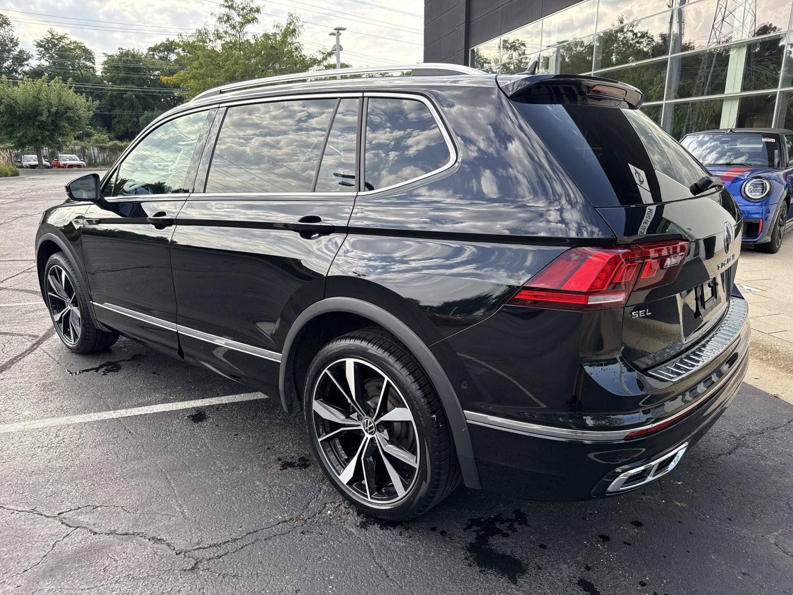 Used 2024 Volkswagen Tiguan SEL R-Line AWD/4WD image 8