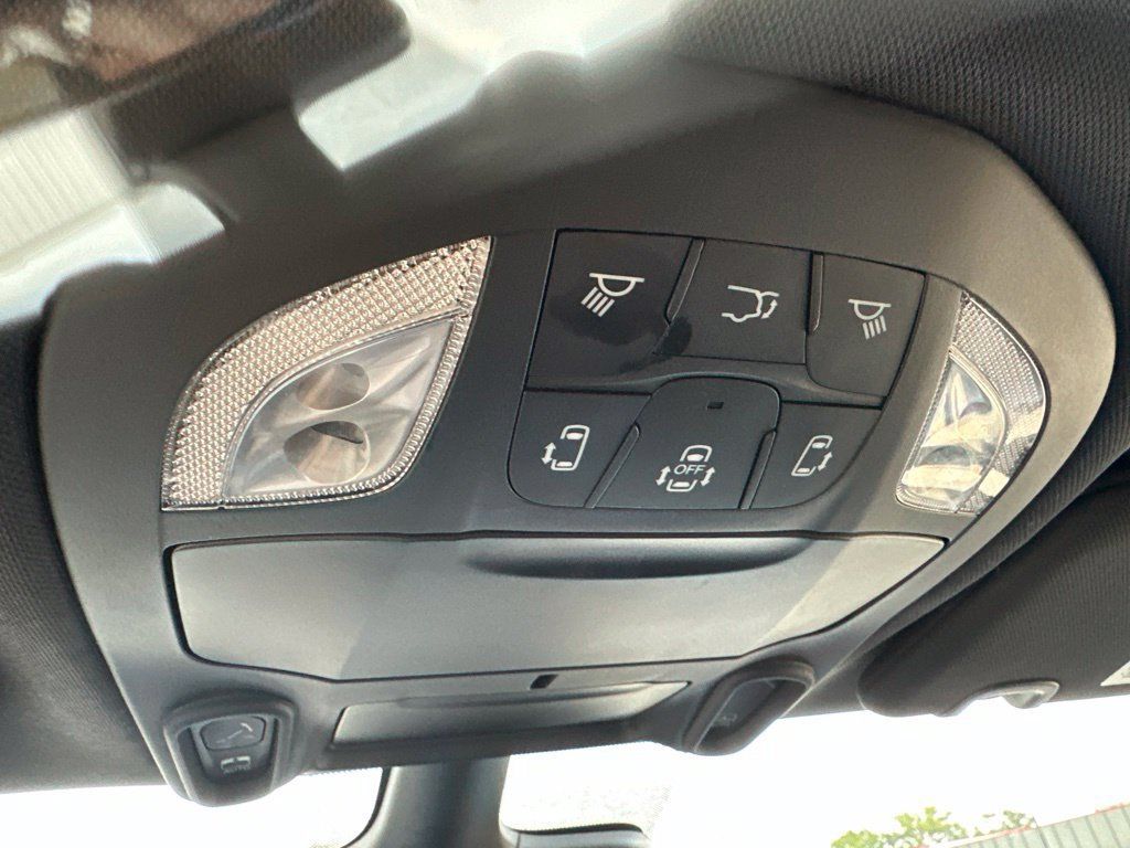 Used 2025 Chrysler Pacifica Limited FWD image 26