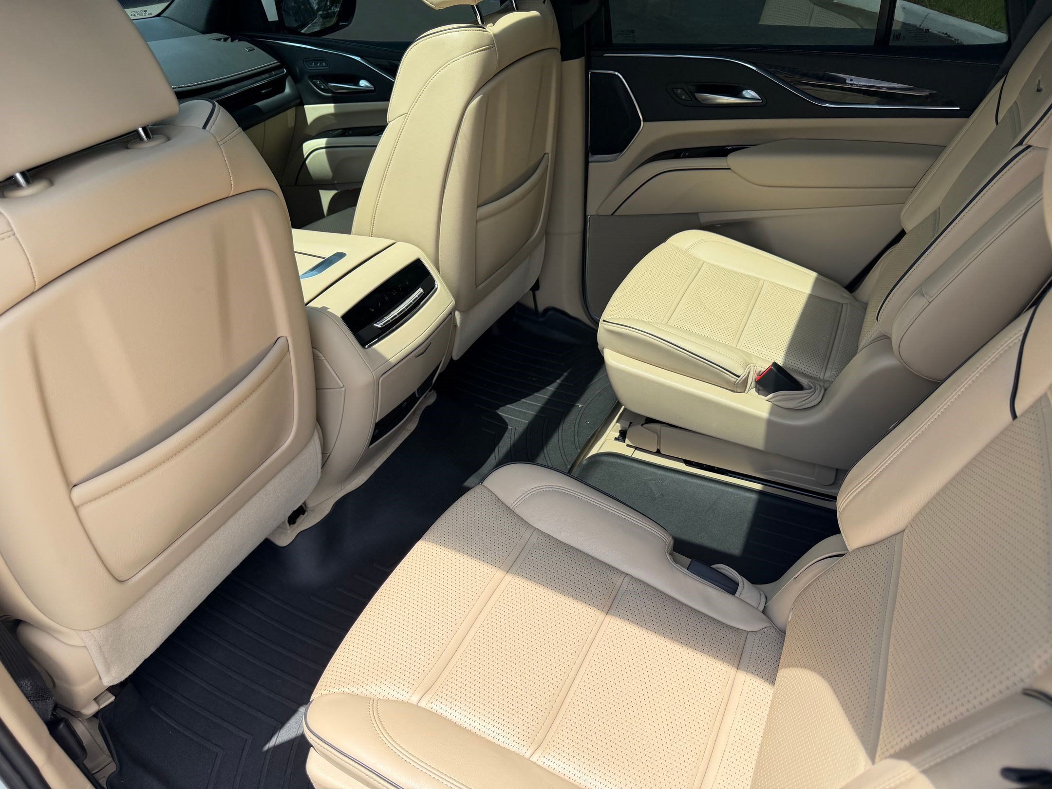 Certified 2024 Cadillac Escalade Premium Luxury w/ Performance Package AWD/4WD image 22