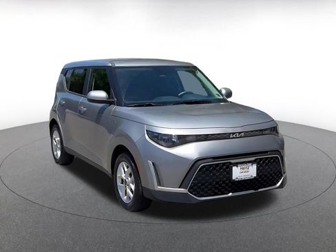 Used 2025 Kia Soul LX w/ LX Technology Package FWD image 3