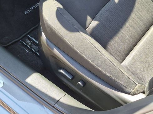 Used 2025 Nissan Altima 2.5 SV FWD image 14