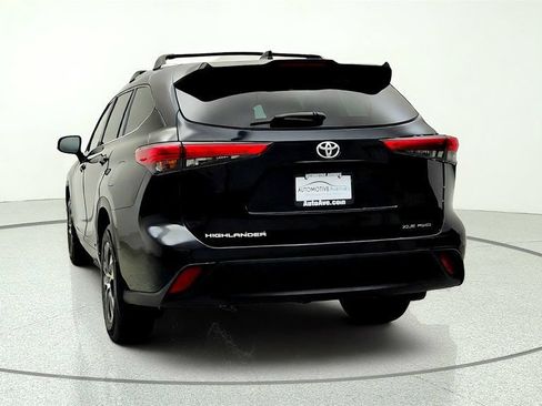 Used 2020 Toyota Highlander XLE AWD/4WD image 6