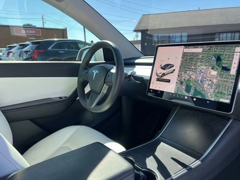 Used 2020 Tesla Model Y Long Range image 32