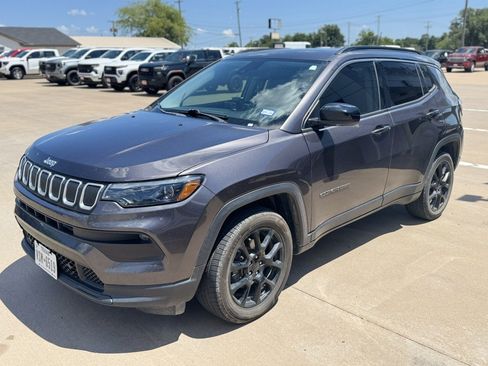 Used 2022 Jeep Compass Latitude w/ Sun and Sound Group AWD/4WD image 1