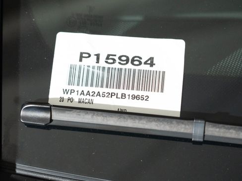 Certified 2023 Porsche Macan AWD/4WD image 28